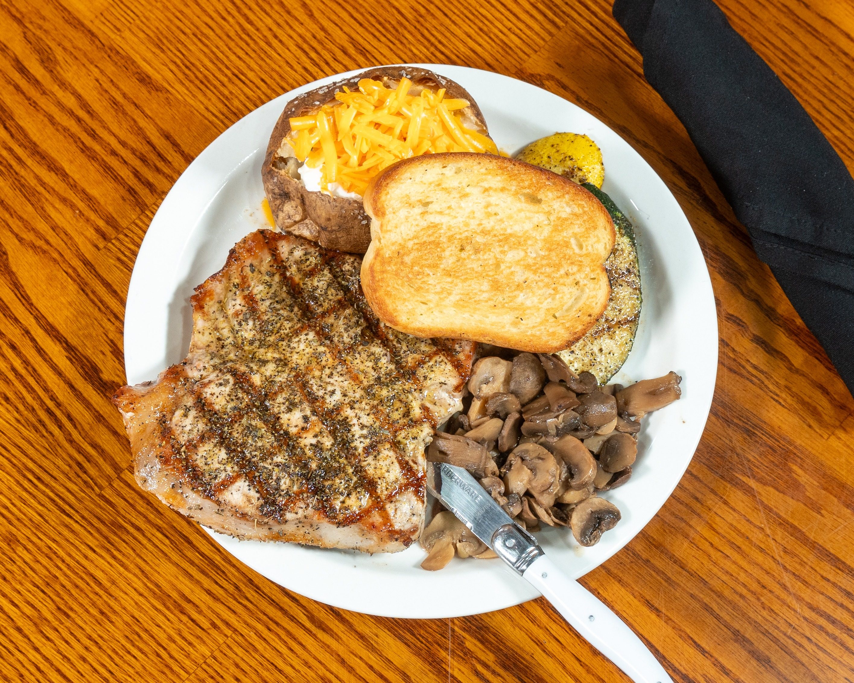 Best Bar and Grill in Breckenridge, TX | Soggy Dog Wine & Brew